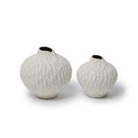 LINDFORM(リンドフォーム)は2007年にスウェーデンで誕生した陶器ブランドで、北欧の自然や日本の和の美学にインスピレーションを受けたシンプルかつ洗練されたデザインのフラワーベースを中心に展開しており、無駄をそぎ落としたフォルムと自然界を思わせるやわらかな色合い、そして職人によるハンドメイド仕上げによる一点ごとの個性が魅力です。マットな質感や手に馴染むやさしい形状は花を生けずともオブジェとして空間を引き立て、北欧モダンや和モダンのインテリアに調和し、日常に静かな存在感と温もりを添えます。大量生産では得られない温かみと独自性を大切にし、シンプルでありながら奥行きのある美しさを持つプロダクトとして世界中のインテリア愛好家やデザイン感度の高い人々に愛され続けており、ギフトとしても選ばれるブランドです。