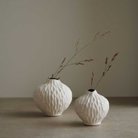 LINDFORM(リンドフォーム)は2007年にスウェーデンで誕生した陶器ブランドで、北欧の自然や日本の和の美学にインスピレーションを受けたシンプルかつ洗練されたデザインのフラワーベースを中心に展開しており、無駄をそぎ落としたフォルムと自然界を思わせるやわらかな色合い、そして職人によるハンドメイド仕上げによる一点ごとの個性が魅力です。マットな質感や手に馴染むやさしい形状は花を生けずともオブジェとして空間を引き立て、北欧モダンや和モダンのインテリアに調和し、日常に静かな存在感と温もりを添えます。大量生産では得られない温かみと独自性を大切にし、シンプルでありながら奥行きのある美しさを持つプロダクトとして世界中のインテリア愛好家やデザイン感度の高い人々に愛され続けており、ギフトとしても選ばれるブランドです。