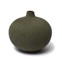 LINDFORM(リンドフォーム)は2007年にスウェーデンで誕生した陶器ブランドで、北欧の自然や日本の和の美学にインスピレーションを受けたシンプルかつ洗練されたデザインのフラワーベースを中心に展開しており、無駄をそぎ落としたフォルムと自然界を思わせるやわらかな色合い、そして職人によるハンドメイド仕上げによる一点ごとの個性が魅力です。マットな質感や手に馴染むやさしい形状は花を生けずともオブジェとして空間を引き立て、北欧モダンや和モダンのインテリアに調和し、日常に静かな存在感と温もりを添えます。大量生産では得られない温かみと独自性を大切にし、シンプルでありながら奥行きのある美しさを持つプロダクトとして世界中のインテリア愛好家やデザイン感度の高い人々に愛され続けており、ギフトとしても選ばれるブランドです。