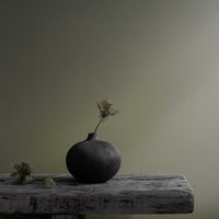 LINDFORM(リンドフォーム)は2007年にスウェーデンで誕生した陶器ブランドで、北欧の自然や日本の和の美学にインスピレーションを受けたシンプルかつ洗練されたデザインのフラワーベースを中心に展開しており、無駄をそぎ落としたフォルムと自然界を思わせるやわらかな色合い、そして職人によるハンドメイド仕上げによる一点ごとの個性が魅力です。マットな質感や手に馴染むやさしい形状は花を生けずともオブジェとして空間を引き立て、北欧モダンや和モダンのインテリアに調和し、日常に静かな存在感と温もりを添えます。大量生産では得られない温かみと独自性を大切にし、シンプルでありながら奥行きのある美しさを持つプロダクトとして世界中のインテリア愛好家やデザイン感度の高い人々に愛され続けており、ギフトとしても選ばれるブランドです。