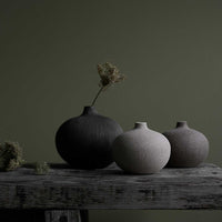 LINDFORM(リンドフォーム)は2007年にスウェーデンで誕生した陶器ブランドで、北欧の自然や日本の和の美学にインスピレーションを受けたシンプルかつ洗練されたデザインのフラワーベースを中心に展開しており、無駄をそぎ落としたフォルムと自然界を思わせるやわらかな色合い、そして職人によるハンドメイド仕上げによる一点ごとの個性が魅力です。マットな質感や手に馴染むやさしい形状は花を生けずともオブジェとして空間を引き立て、北欧モダンや和モダンのインテリアに調和し、日常に静かな存在感と温もりを添えます。大量生産では得られない温かみと独自性を大切にし、シンプルでありながら奥行きのある美しさを持つプロダクトとして世界中のインテリア愛好家やデザイン感度の高い人々に愛され続けており、ギフトとしても選ばれるブランドです。