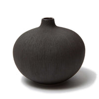 LINDFORM(リンドフォーム)は2007年にスウェーデンで誕生した陶器ブランドで、北欧の自然や日本の和の美学にインスピレーションを受けたシンプルかつ洗練されたデザインのフラワーベースを中心に展開しており、無駄をそぎ落としたフォルムと自然界を思わせるやわらかな色合い、そして職人によるハンドメイド仕上げによる一点ごとの個性が魅力です。マットな質感や手に馴染むやさしい形状は花を生けずともオブジェとして空間を引き立て、北欧モダンや和モダンのインテリアに調和し、日常に静かな存在感と温もりを添えます。大量生産では得られない温かみと独自性を大切にし、シンプルでありながら奥行きのある美しさを持つプロダクトとして世界中のインテリア愛好家やデザイン感度の高い人々に愛され続けており、ギフトとしても選ばれるブランドです。