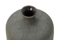 LINDFORM(リンドフォーム)は2007年にスウェーデンで誕生した陶器ブランドで、北欧の自然や日本の和の美学にインスピレーションを受けたシンプルかつ洗練されたデザインのフラワーベースを中心に展開しており、無駄をそぎ落としたフォルムと自然界を思わせるやわらかな色合い、そして職人によるハンドメイド仕上げによる一点ごとの個性が魅力です。マットな質感や手に馴染むやさしい形状は花を生けずともオブジェとして空間を引き立て、北欧モダンや和モダンのインテリアに調和し、日常に静かな存在感と温もりを添えます。大量生産では得られない温かみと独自性を大切にし、シンプルでありながら奥行きのある美しさを持つプロダクトとして世界中のインテリア愛好家やデザイン感度の高い人々に愛され続けており、ギフトとしても選ばれるブランドです。