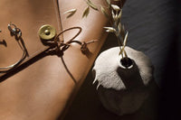 LINDFORM(リンドフォーム)は2007年にスウェーデンで誕生した陶器ブランドで、北欧の自然や日本の和の美学にインスピレーションを受けたシンプルかつ洗練されたデザインのフラワーベースを中心に展開しており、無駄をそぎ落としたフォルムと自然界を思わせるやわらかな色合い、そして職人によるハンドメイド仕上げによる一点ごとの個性が魅力です。マットな質感や手に馴染むやさしい形状は花を生けずともオブジェとして空間を引き立て、北欧モダンや和モダンのインテリアに調和し、日常に静かな存在感と温もりを添えます。大量生産では得られない温かみと独自性を大切にし、シンプルでありながら奥行きのある美しさを持つプロダクトとして世界中のインテリア愛好家やデザイン感度の高い人々に愛され続けており、ギフトとしても選ばれるブランドです。