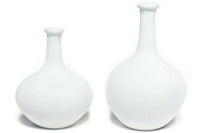 LINDFORM(リンドフォーム)は2007年にスウェーデンで誕生した陶器ブランドで、北欧の自然や日本の和の美学にインスピレーションを受けたシンプルかつ洗練されたデザインのフラワーベースを中心に展開しており、無駄をそぎ落としたフォルムと自然界を思わせるやわらかな色合い、そして職人によるハンドメイド仕上げによる一点ごとの個性が魅力です。マットな質感や手に馴染むやさしい形状は花を生けずともオブジェとして空間を引き立て、北欧モダンや和モダンのインテリアに調和し、日常に静かな存在感と温もりを添えます。大量生産では得られない温かみと独自性を大切にし、シンプルでありながら奥行きのある美しさを持つプロダクトとして世界中のインテリア愛好家やデザイン感度の高い人々に愛され続けており、ギフトとしても選ばれるブランドです。