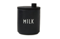 2009年創立のデンマークブランド「DESIGNLETTERS(デザインレターズ)」は、タイポグラフィを洗練されたデザインプロダクトに仕上げ、今までにないインテリア分野を創り出してきました。デンマークを代表する建築家、アルネ・ヤコブセンが1937年にデンマークのオーフス市庁舎の内部サインのために手描きで生み出した美しいタイポグラフィを食器やステーショナリーに応用したコレクションや、国内外で活躍するデザインユニット、e-Typesによる表示用レターシリーズなど、現代的なアイテムが世界各国で人気を博しています。2016年の最新コレクションでは、アルネ・ヤコブセンの代表建築、SASロイヤルホテルに関する復刻品や、彼が残したお花のスケッチをモチーフとしたプロダクトを続々と発表するなど、これまであまり知られてこなかったアルネ・ヤコブセンの新たな魅力の再発見にも貢献しています。