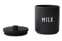 2009年創立のデンマークブランド「DESIGNLETTERS(デザインレターズ)」は、タイポグラフィを洗練されたデザインプロダクトに仕上げ、今までにないインテリア分野を創り出してきました。デンマークを代表する建築家、アルネ・ヤコブセンが1937年にデンマークのオーフス市庁舎の内部サインのために手描きで生み出した美しいタイポグラフィを食器やステーショナリーに応用したコレクションや、国内外で活躍するデザインユニット、e-Typesによる表示用レターシリーズなど、現代的なアイテムが世界各国で人気を博しています。2016年の最新コレクションでは、アルネ・ヤコブセンの代表建築、SASロイヤルホテルに関する復刻品や、彼が残したお花のスケッチをモチーフとしたプロダクトを続々と発表するなど、これまであまり知られてこなかったアルネ・ヤコブセンの新たな魅力の再発見にも貢献しています。