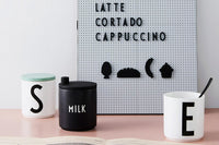 2009年創立のデンマークブランド「DESIGNLETTERS(デザインレターズ)」は、タイポグラフィを洗練されたデザインプロダクトに仕上げ、今までにないインテリア分野を創り出してきました。デンマークを代表する建築家、アルネ・ヤコブセンが1937年にデンマークのオーフス市庁舎の内部サインのために手描きで生み出した美しいタイポグラフィを食器やステーショナリーに応用したコレクションや、国内外で活躍するデザインユニット、e-Typesによる表示用レターシリーズなど、現代的なアイテムが世界各国で人気を博しています。2016年の最新コレクションでは、アルネ・ヤコブセンの代表建築、SASロイヤルホテルに関する復刻品や、彼が残したお花のスケッチをモチーフとしたプロダクトを続々と発表するなど、これまであまり知られてこなかったアルネ・ヤコブセンの新たな魅力の再発見にも貢献しています。