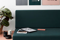 2009年創立のデンマークブランド「DESIGNLETTERS(デザインレターズ)」は、タイポグラフィを洗練されたデザインプロダクトに仕上げ、今までにないインテリア分野を創り出してきました。デンマークを代表する建築家、アルネ・ヤコブセンが1937年にデンマークのオーフス市庁舎の内部サインのために手描きで生み出した美しいタイポグラフィを食器やステーショナリーに応用したコレクションや、国内外で活躍するデザインユニット、e-Typesによる表示用レターシリーズなど、現代的なアイテムが世界各国で人気を博しています。2016年の最新コレクションでは、アルネ・ヤコブセンの代表建築、SASロイヤルホテルに関する復刻品や、彼が残したお花のスケッチをモチーフとしたプロダクトを続々と発表するなど、これまであまり知られてこなかったアルネ・ヤコブセンの新たな魅力の再発見にも貢献しています。