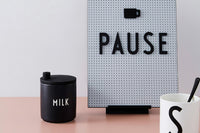 2009年創立のデンマークブランド「DESIGNLETTERS(デザインレターズ)」は、タイポグラフィを洗練されたデザインプロダクトに仕上げ、今までにないインテリア分野を創り出してきました。デンマークを代表する建築家、アルネ・ヤコブセンが1937年にデンマークのオーフス市庁舎の内部サインのために手描きで生み出した美しいタイポグラフィを食器やステーショナリーに応用したコレクションや、国内外で活躍するデザインユニット、e-Typesによる表示用レターシリーズなど、現代的なアイテムが世界各国で人気を博しています。2016年の最新コレクションでは、アルネ・ヤコブセンの代表建築、SASロイヤルホテルに関する復刻品や、彼が残したお花のスケッチをモチーフとしたプロダクトを続々と発表するなど、これまであまり知られてこなかったアルネ・ヤコブセンの新たな魅力の再発見にも貢献しています。