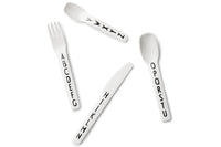 2009年創立のデンマークブランド「DESIGN LETTERS(デザインレターズ)」は、タイポグラフィを洗練されたデザインプロダクトに仕上げ、今までにないインテリア分野を創り出してきました。デンマークを代表する建築家、アルネ・ヤコブセンが1937年にデンマークのオーフス市庁舎の内部サインのために手描きで生み出した美しいタイポグラフィを食器やステーショナリーに応用したコレクションや、国内外で活躍するデザインユニット、e-Typesによる表示用レターシリーズなど、現代的なアイテムが世界各国で人気を博しています。2016年の最新コレクションでは、アルネ・ヤコブセンの代表建築、SASロイヤルホテルに関する復刻品や、彼が残したお花のスケッチをモチーフとしたプロダクトを続々と発表するなど、これまであまり知られてこなかったアルネ・ヤコブセンの新たな魅力の再発見にも貢献しています。