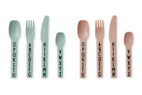 2009年創立のデンマークブランド「DESIGNLETTERS(デザインレターズ)」は、タイポグラフィを洗練されたデザインプロダクトに仕上げ、今までにないインテリア分野を創り出してきました。デンマークを代表する建築家、アルネ・ヤコブセンが1937年にデンマークのオーフス市庁舎の内部サインのために手描きで生み出した美しいタイポグラフィを食器やステーショナリーに応用したコレクションや、国内外で活躍するデザインユニット、e-Typesによる表示用レターシリーズなど、現代的なアイテムが世界各国で人気を博しています。2016年の最新コレクションでは、アルネ・ヤコブセンの代表建築、SASロイヤルホテルに関する復刻品や、彼が残したお花のスケッチをモチーフとしたプロダクトを続々と発表するなど、これまであまり知られてこなかったアルネ・ヤコブセンの新たな魅力の再発見にも貢献しています。