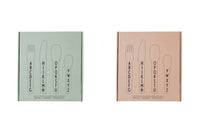 2009年創立のデンマークブランド「DESIGNLETTERS(デザインレターズ)」は、タイポグラフィを洗練されたデザインプロダクトに仕上げ、今までにないインテリア分野を創り出してきました。デンマークを代表する建築家、アルネ・ヤコブセンが1937年にデンマークのオーフス市庁舎の内部サインのために手描きで生み出した美しいタイポグラフィを食器やステーショナリーに応用したコレクションや、国内外で活躍するデザインユニット、e-Typesによる表示用レターシリーズなど、現代的なアイテムが世界各国で人気を博しています。2016年の最新コレクションでは、アルネ・ヤコブセンの代表建築、SASロイヤルホテルに関する復刻品や、彼が残したお花のスケッチをモチーフとしたプロダクトを続々と発表するなど、これまであまり知られてこなかったアルネ・ヤコブセンの新たな魅力の再発見にも貢献しています。