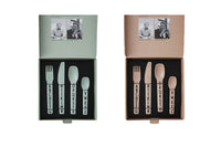 2009年創立のデンマークブランド「DESIGNLETTERS(デザインレターズ)」は、タイポグラフィを洗練されたデザインプロダクトに仕上げ、今までにないインテリア分野を創り出してきました。デンマークを代表する建築家、アルネ・ヤコブセンが1937年にデンマークのオーフス市庁舎の内部サインのために手描きで生み出した美しいタイポグラフィを食器やステーショナリーに応用したコレクションや、国内外で活躍するデザインユニット、e-Typesによる表示用レターシリーズなど、現代的なアイテムが世界各国で人気を博しています。2016年の最新コレクションでは、アルネ・ヤコブセンの代表建築、SASロイヤルホテルに関する復刻品や、彼が残したお花のスケッチをモチーフとしたプロダクトを続々と発表するなど、これまであまり知られてこなかったアルネ・ヤコブセンの新たな魅力の再発見にも貢献しています。