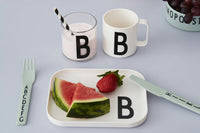 2009年創立のデンマークブランド「DESIGNLETTERS(デザインレターズ)」は、タイポグラフィを洗練されたデザインプロダクトに仕上げ、今までにないインテリア分野を創り出してきました。デンマークを代表する建築家、アルネ・ヤコブセンが1937年にデンマークのオーフス市庁舎の内部サインのために手描きで生み出した美しいタイポグラフィを食器やステーショナリーに応用したコレクションや、国内外で活躍するデザインユニット、e-Typesによる表示用レターシリーズなど、現代的なアイテムが世界各国で人気を博しています。2016年の最新コレクションでは、アルネ・ヤコブセンの代表建築、SASロイヤルホテルに関する復刻品や、彼が残したお花のスケッチをモチーフとしたプロダクトを続々と発表するなど、これまであまり知られてこなかったアルネ・ヤコブセンの新たな魅力の再発見にも貢献しています。