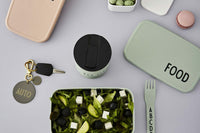 2009年創立のデンマークブランド「DESIGNLETTERS(デザインレターズ)」は、タイポグラフィを洗練されたデザインプロダクトに仕上げ、今までにないインテリア分野を創り出してきました。デンマークを代表する建築家、アルネ・ヤコブセンが1937年にデンマークのオーフス市庁舎の内部サインのために手描きで生み出した美しいタイポグラフィを食器やステーショナリーに応用したコレクションや、国内外で活躍するデザインユニット、e-Typesによる表示用レターシリーズなど、現代的なアイテムが世界各国で人気を博しています。2016年の最新コレクションでは、アルネ・ヤコブセンの代表建築、SASロイヤルホテルに関する復刻品や、彼が残したお花のスケッチをモチーフとしたプロダクトを続々と発表するなど、これまであまり知られてこなかったアルネ・ヤコブセンの新たな魅力の再発見にも貢献しています。