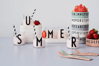 2009年創立のデンマークブランド「DESIGNLETTERS(デザインレターズ)」は、タイポグラフィを洗練されたデザインプロダクトに仕上げ、今までにないインテリア分野を創り出してきました。デンマークを代表する建築家、アルネ・ヤコブセンが1937年にデンマークのオーフス市庁舎の内部サインのために手描きで生み出した美しいタイポグラフィを食器やステーショナリーに応用したコレクションや、国内外で活躍するデザインユニット、e-Typesによる表示用レターシリーズなど、現代的なアイテムが世界各国で人気を博しています。2016年の最新コレクションでは、アルネ・ヤコブセンの代表建築、SASロイヤルホテルに関する復刻品や、彼が残したお花のスケッチをモチーフとしたプロダクトを続々と発表するなど、これまであまり知られてこなかったアルネ・ヤコブセンの新たな魅力の再発見にも貢献しています。