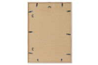 オーク無垢材のポスターフレームです。エッジのきいた幅の細いデザインのフレームで、ポスターをシンプルにすっきりと見せることができます。北欧諸国では一般的なアルミニウムフレームなどと同じようにオーク無垢材のナチュラルなデザインのフレームを好む傾向にあり、インテリア雑誌などで見られるポスターフレームに注目してみるとこれらと同様のフレームが多く使われていることがわかります。北欧デザインのアートポスターを非常に美しく飾ることができるフレームです。