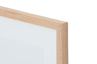 オーク無垢材のポスターフレームです。エッジのきいた幅の細いデザインのフレームで、ポスターをシンプルにすっきりと見せることができます。北欧諸国では一般的なアルミニウムフレームなどと同じようにオーク無垢材のナチュラルなデザインのフレームを好む傾向にあり、インテリア雑誌などで見られるポスターフレームに注目してみるとこれらと同様のフレームが多く使われていることがわかります。北欧デザインのアートポスターを非常に美しく飾ることができるフレームです。