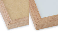 オーク無垢材のポスターフレームです。エッジのきいた幅の細いデザインのフレームで、ポスターをシンプルにすっきりと見せることができます。北欧諸国では一般的なアルミニウムフレームなどと同じようにオーク無垢材のナチュラルなデザインのフレームを好む傾向にあり、インテリア雑誌などで見られるポスターフレームに注目してみるとこれらと同様のフレームが多く使われていることがわかります。北欧デザインのアートポスターを非常に美しく飾ることができるフレームです。