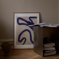 The Poster Club(ポスタークラブ)は、デンマーク・コペンハーゲンを拠点とするオンラインショップで、北欧デザインの高品質なポスターやアートプリントを専門に取り扱っています。新進気鋭の若手アーティストから世界的に活躍する作家まで、多彩なラインナップが魅力。北欧のライフスタイル、ファッション、インテリアデザインのトレンドを取り入れたミニマルで洗練された作品は、シンプルで上質な空間に自然と溶け込みます。ナチュラルインテリアや韓国風の部屋づくり、和モダンテイストにも調和し、アートを取り入れた暮らしを提案。世界中のインテリア雑誌やデザインメディアにも多数掲載されており、感度の高いユーザーからも厚い信頼を集めています。The Poster Clubは、アートプリントを通して日常に美とインスピレーションを届ける、北欧インテリア好きにおすすめのブランドです。