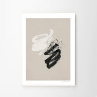 The Poster Club(ポスタークラブ)は、デンマーク・コペンハーゲンを拠点とするオンラインショップで、北欧デザインの高品質なポスターやアートプリントを専門に取り扱っています。新進気鋭の若手アーティストから世界的に活躍する作家まで、多彩なラインナップが魅力。北欧のライフスタイル、ファッション、インテリアデザインのトレンドを取り入れたミニマルで洗練された作品は、シンプルで上質な空間に自然と溶け込みます。ナチュラルインテリアや韓国風の部屋づくり、和モダンテイストにも調和し、アートを取り入れた暮らしを提案。世界中のインテリア雑誌やデザインメディアにも多数掲載されており、感度の高いユーザーからも厚い信頼を集めています。The Poster Clubは、アートプリントを通して日常に美とインスピレーションを届ける、北欧インテリア好きにおすすめのブランドです。