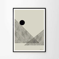 The Poster Club(ポスタークラブ)は、デンマーク・コペンハーゲンを拠点とするオンラインショップで、北欧デザインの高品質なポスターやアートプリントを専門に取り扱っています。新進気鋭の若手アーティストから世界的に活躍する作家まで、多彩なラインナップが魅力。北欧のライフスタイル、ファッション、インテリアデザインのトレンドを取り入れたミニマルで洗練された作品は、シンプルで上質な空間に自然と溶け込みます。ナチュラルインテリアや韓国風の部屋づくり、和モダンテイストにも調和し、アートを取り入れた暮らしを提案。世界中のインテリア雑誌やデザインメディアにも多数掲載されており、感度の高いユーザーからも厚い信頼を集めています。The Poster Clubは、アートプリントを通して日常に美とインスピレーションを届ける、北欧インテリア好きにおすすめのブランドです。