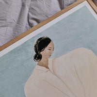 The Poster Club(ポスタークラブ)は、デンマーク・コペンハーゲンを拠点とするオンラインショップで、北欧デザインの高品質なポスターやアートプリントを専門に取り扱っています。新進気鋭の若手アーティストから世界的に活躍する作家まで、多彩なラインナップが魅力。北欧のライフスタイル、ファッション、インテリアデザインのトレンドを取り入れたミニマルで洗練された作品は、シンプルで上質な空間に自然と溶け込みます。ナチュラルインテリアや韓国風の部屋づくり、和モダンテイストにも調和し、アートを取り入れた暮らしを提案。世界中のインテリア雑誌やデザインメディアにも多数掲載されており、感度の高いユーザーからも厚い信頼を集めています。The Poster Clubは、アートプリントを通して日常に美とインスピレーションを届ける、北欧インテリア好きにおすすめのブランドです。