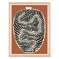 The Poster Club(ポスタークラブ)は、デンマーク・コペンハーゲンを拠点とするオンラインショップで、北欧デザインの高品質なポスターやアートプリントを専門に取り扱っています。新進気鋭の若手アーティストから世界的に活躍する作家まで、多彩なラインナップが魅力。北欧のライフスタイル、ファッション、インテリアデザインのトレンドを取り入れたミニマルで洗練された作品は、シンプルで上質な空間に自然と溶け込みます。ナチュラルインテリアや韓国風の部屋づくり、和モダンテイストにも調和し、アートを取り入れた暮らしを提案。世界中のインテリア雑誌やデザインメディアにも多数掲載されており、感度の高いユーザーからも厚い信頼を集めています。The Poster Clubは、アートプリントを通して日常に美とインスピレーションを届ける、北欧インテリア好きにおすすめのブランドです。