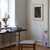 The Poster Club(ポスタークラブ)は、デンマーク・コペンハーゲンを拠点とするオンラインショップで、北欧デザインの高品質なポスターやアートプリントを専門に取り扱っています。新進気鋭の若手アーティストから世界的に活躍する作家まで、多彩なラインナップが魅力。北欧のライフスタイル、ファッション、インテリアデザインのトレンドを取り入れたミニマルで洗練された作品は、シンプルで上質な空間に自然と溶け込みます。ナチュラルインテリアや韓国風の部屋づくり、和モダンテイストにも調和し、アートを取り入れた暮らしを提案。世界中のインテリア雑誌やデザインメディアにも多数掲載されており、感度の高いユーザーからも厚い信頼を集めています。The Poster Clubは、アートプリントを通して日常に美とインスピレーションを届ける、北欧インテリア好きにおすすめのブランドです。