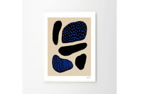 THEPOSTERCLUBは、コペンハーゲンを拠点とするオンラインストアで、主に厳選されたアートポスターを販売しています。主にスカンジナビアのライフスタイル、ファッション、インテリアデザイントレンドからインスピレーションを受け、モノクロから抽象画、エッジの利いた写真アートまで、多くのアーティストの作品を取り扱っています。また、無名有名問わず多くのデザイナーとのコラボレーションを積極的に行い、多くの作品を独占的に販売しているのも特徴的です。