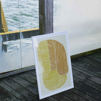 The Poster Club(ポスタークラブ)は、デンマーク・コペンハーゲンを拠点とするオンラインショップで、北欧デザインの高品質なポスターやアートプリントを専門に取り扱っています。新進気鋭の若手アーティストから世界的に活躍する作家まで、多彩なラインナップが魅力。北欧のライフスタイル、ファッション、インテリアデザインのトレンドを取り入れたミニマルで洗練された作品は、シンプルで上質な空間に自然と溶け込みます。ナチュラルインテリアや韓国風の部屋づくり、和モダンテイストにも調和し、アートを取り入れた暮らしを提案。世界中のインテリア雑誌やデザインメディアにも多数掲載されており、感度の高いユーザーからも厚い信頼を集めています。The Poster Clubは、アートプリントを通して日常に美とインスピレーションを届ける、北欧インテリア好きにおすすめのブランドです。