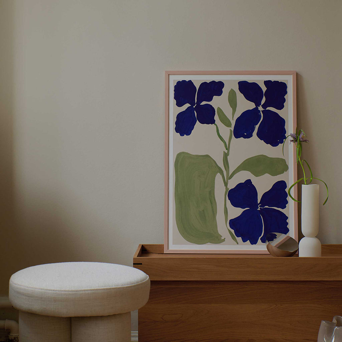 The Poster Club(ポスタークラブ)は、デンマーク・コペンハーゲンを拠点とするオンラインショップで、北欧デザインの高品質なポスターやアートプリントを専門に取り扱っています。新進気鋭の若手アーティストから世界的に活躍する作家まで、多彩なラインナップが魅力。北欧のライフスタイル、ファッション、インテリアデザインのトレンドを取り入れたミニマルで洗練された作品は、シンプルで上質な空間に自然と溶け込みます。ナチュラルインテリアや韓国風の部屋づくり、和モダンテイストにも調和し、アートを取り入れた暮らしを提案。世界中のインテリア雑誌やデザインメディアにも多数掲載されており、感度の高いユーザーからも厚い信頼を集めています。The Poster Clubは、アートプリントを通して日常に美とインスピレーションを届ける、北欧インテリア好きにおすすめのブランドです。