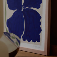 The Poster Club(ポスタークラブ)は、デンマーク・コペンハーゲンを拠点とするオンラインショップで、北欧デザインの高品質なポスターやアートプリントを専門に取り扱っています。新進気鋭の若手アーティストから世界的に活躍する作家まで、多彩なラインナップが魅力。北欧のライフスタイル、ファッション、インテリアデザインのトレンドを取り入れたミニマルで洗練された作品は、シンプルで上質な空間に自然と溶け込みます。ナチュラルインテリアや韓国風の部屋づくり、和モダンテイストにも調和し、アートを取り入れた暮らしを提案。世界中のインテリア雑誌やデザインメディアにも多数掲載されており、感度の高いユーザーからも厚い信頼を集めています。The Poster Clubは、アートプリントを通して日常に美とインスピレーションを届ける、北欧インテリア好きにおすすめのブランドです。