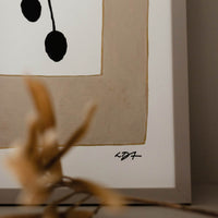 The Poster Club(ポスタークラブ)は、デンマーク・コペンハーゲンを拠点とするオンラインショップで、北欧デザインの高品質なポスターやアートプリントを専門に取り扱っています。新進気鋭の若手アーティストから世界的に活躍する作家まで、多彩なラインナップが魅力。北欧のライフスタイル、ファッション、インテリアデザインのトレンドを取り入れたミニマルで洗練された作品は、シンプルで上質な空間に自然と溶け込みます。ナチュラルインテリアや韓国風の部屋づくり、和モダンテイストにも調和し、アートを取り入れた暮らしを提案。世界中のインテリア雑誌やデザインメディアにも多数掲載されており、感度の高いユーザーからも厚い信頼を集めています。The Poster Clubは、アートプリントを通して日常に美とインスピレーションを届ける、北欧インテリア好きにおすすめのブランドです。