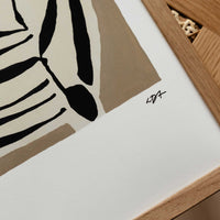 The Poster Club(ポスタークラブ)は、デンマーク・コペンハーゲンを拠点とするオンラインショップで、北欧デザインの高品質なポスターやアートプリントを専門に取り扱っています。新進気鋭の若手アーティストから世界的に活躍する作家まで、多彩なラインナップが魅力。北欧のライフスタイル、ファッション、インテリアデザインのトレンドを取り入れたミニマルで洗練された作品は、シンプルで上質な空間に自然と溶け込みます。ナチュラルインテリアや韓国風の部屋づくり、和モダンテイストにも調和し、アートを取り入れた暮らしを提案。世界中のインテリア雑誌やデザインメディアにも多数掲載されており、感度の高いユーザーからも厚い信頼を集めています。The Poster Clubは、アートプリントを通して日常に美とインスピレーションを届ける、北欧インテリア好きにおすすめのブランドです。