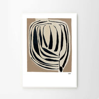 The Poster Club(ポスタークラブ)は、デンマーク・コペンハーゲンを拠点とするオンラインショップで、北欧デザインの高品質なポスターやアートプリントを専門に取り扱っています。新進気鋭の若手アーティストから世界的に活躍する作家まで、多彩なラインナップが魅力。北欧のライフスタイル、ファッション、インテリアデザインのトレンドを取り入れたミニマルで洗練された作品は、シンプルで上質な空間に自然と溶け込みます。ナチュラルインテリアや韓国風の部屋づくり、和モダンテイストにも調和し、アートを取り入れた暮らしを提案。世界中のインテリア雑誌やデザインメディアにも多数掲載されており、感度の高いユーザーからも厚い信頼を集めています。The Poster Clubは、アートプリントを通して日常に美とインスピレーションを届ける、北欧インテリア好きにおすすめのブランドです。