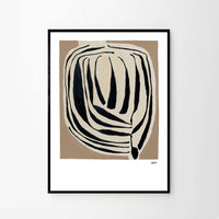 The Poster Club(ポスタークラブ)は、デンマーク・コペンハーゲンを拠点とするオンラインショップで、北欧デザインの高品質なポスターやアートプリントを専門に取り扱っています。新進気鋭の若手アーティストから世界的に活躍する作家まで、多彩なラインナップが魅力。北欧のライフスタイル、ファッション、インテリアデザインのトレンドを取り入れたミニマルで洗練された作品は、シンプルで上質な空間に自然と溶け込みます。ナチュラルインテリアや韓国風の部屋づくり、和モダンテイストにも調和し、アートを取り入れた暮らしを提案。世界中のインテリア雑誌やデザインメディアにも多数掲載されており、感度の高いユーザーからも厚い信頼を集めています。The Poster Clubは、アートプリントを通して日常に美とインスピレーションを届ける、北欧インテリア好きにおすすめのブランドです。