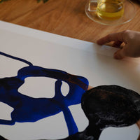 The Poster Club(ポスタークラブ)は、デンマーク・コペンハーゲンを拠点とするオンラインショップで、北欧デザインの高品質なポスターやアートプリントを専門に取り扱っています。新進気鋭の若手アーティストから世界的に活躍する作家まで、多彩なラインナップが魅力。北欧のライフスタイル、ファッション、インテリアデザインのトレンドを取り入れたミニマルで洗練された作品は、シンプルで上質な空間に自然と溶け込みます。ナチュラルインテリアや韓国風の部屋づくり、和モダンテイストにも調和し、アートを取り入れた暮らしを提案。世界中のインテリア雑誌やデザインメディアにも多数掲載されており、感度の高いユーザーからも厚い信頼を集めています。The Poster Clubは、アートプリントを通して日常に美とインスピレーションを届ける、北欧インテリア好きにおすすめのブランドです。