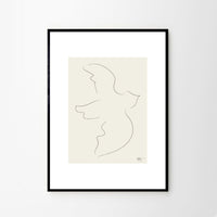 The Poster Club(ポスタークラブ)は、デンマーク・コペンハーゲンを拠点とするオンラインショップで、北欧デザインの高品質なポスターやアートプリントを専門に取り扱っています。新進気鋭の若手アーティストから世界的に活躍する作家まで、多彩なラインナップが魅力。北欧のライフスタイル、ファッション、インテリアデザインのトレンドを取り入れたミニマルで洗練された作品は、シンプルで上質な空間に自然と溶け込みます。ナチュラルインテリアや韓国風の部屋づくり、和モダンテイストにも調和し、アートを取り入れた暮らしを提案。世界中のインテリア雑誌やデザインメディアにも多数掲載されており、感度の高いユーザーからも厚い信頼を集めています。The Poster Clubは、アートプリントを通して日常に美とインスピレーションを届ける、北欧インテリア好きにおすすめのブランドです。