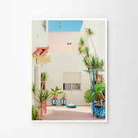 The Poster Club(ポスタークラブ)は、デンマーク・コペンハーゲンを拠点とするオンラインショップで、北欧デザインの高品質なポスターやアートプリントを専門に取り扱っています。新進気鋭の若手アーティストから世界的に活躍する作家まで、多彩なラインナップが魅力。北欧のライフスタイル、ファッション、インテリアデザインのトレンドを取り入れたミニマルで洗練された作品は、シンプルで上質な空間に自然と溶け込みます。ナチュラルインテリアや韓国風の部屋づくり、和モダンテイストにも調和し、アートを取り入れた暮らしを提案。世界中のインテリア雑誌やデザインメディアにも多数掲載されており、感度の高いユーザーからも厚い信頼を集めています。The Poster Clubは、アートプリントを通して日常に美とインスピレーションを届ける、北欧インテリア好きにおすすめのブランドです。