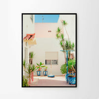 The Poster Club(ポスタークラブ)は、デンマーク・コペンハーゲンを拠点とするオンラインショップで、北欧デザインの高品質なポスターやアートプリントを専門に取り扱っています。新進気鋭の若手アーティストから世界的に活躍する作家まで、多彩なラインナップが魅力。北欧のライフスタイル、ファッション、インテリアデザインのトレンドを取り入れたミニマルで洗練された作品は、シンプルで上質な空間に自然と溶け込みます。ナチュラルインテリアや韓国風の部屋づくり、和モダンテイストにも調和し、アートを取り入れた暮らしを提案。世界中のインテリア雑誌やデザインメディアにも多数掲載されており、感度の高いユーザーからも厚い信頼を集めています。The Poster Clubは、アートプリントを通して日常に美とインスピレーションを届ける、北欧インテリア好きにおすすめのブランドです。