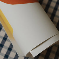 The Poster Club(ポスタークラブ)は、デンマーク・コペンハーゲンを拠点とするオンラインショップで、北欧デザインの高品質なポスターやアートプリントを専門に取り扱っています。新進気鋭の若手アーティストから世界的に活躍する作家まで、多彩なラインナップが魅力。北欧のライフスタイル、ファッション、インテリアデザインのトレンドを取り入れたミニマルで洗練された作品は、シンプルで上質な空間に自然と溶け込みます。ナチュラルインテリアや韓国風の部屋づくり、和モダンテイストにも調和し、アートを取り入れた暮らしを提案。世界中のインテリア雑誌やデザインメディアにも多数掲載されており、感度の高いユーザーからも厚い信頼を集めています。The Poster Clubは、アートプリントを通して日常に美とインスピレーションを届ける、北欧インテリア好きにおすすめのブランドです。