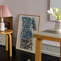 The Poster Club(ポスタークラブ)は、デンマーク・コペンハーゲンを拠点とするオンラインショップで、北欧デザインの高品質なポスターやアートプリントを専門に取り扱っています。新進気鋭の若手アーティストから世界的に活躍する作家まで、多彩なラインナップが魅力。北欧のライフスタイル、ファッション、インテリアデザインのトレンドを取り入れたミニマルで洗練された作品は、シンプルで上質な空間に自然と溶け込みます。ナチュラルインテリアや韓国風の部屋づくり、和モダンテイストにも調和し、アートを取り入れた暮らしを提案。世界中のインテリア雑誌やデザインメディアにも多数掲載されており、感度の高いユーザーからも厚い信頼を集めています。The Poster Clubは、アートプリントを通して日常に美とインスピレーションを届ける、北欧インテリア好きにおすすめのブランドです。