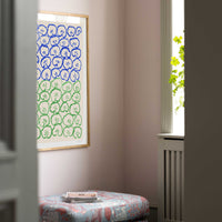 The Poster Club(ポスタークラブ)は、デンマーク・コペンハーゲンを拠点とするオンラインショップで、北欧デザインの高品質なポスターやアートプリントを専門に取り扱っています。新進気鋭の若手アーティストから世界的に活躍する作家まで、多彩なラインナップが魅力。北欧のライフスタイル、ファッション、インテリアデザインのトレンドを取り入れたミニマルで洗練された作品は、シンプルで上質な空間に自然と溶け込みます。ナチュラルインテリアや韓国風の部屋づくり、和モダンテイストにも調和し、アートを取り入れた暮らしを提案。世界中のインテリア雑誌やデザインメディアにも多数掲載されており、感度の高いユーザーからも厚い信頼を集めています。The Poster Clubは、アートプリントを通して日常に美とインスピレーションを届ける、北欧インテリア好きにおすすめのブランドです。