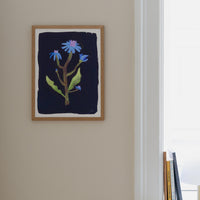 The Poster Club(ポスタークラブ)は、デンマーク・コペンハーゲンを拠点とするオンラインショップで、北欧デザインの高品質なポスターやアートプリントを専門に取り扱っています。新進気鋭の若手アーティストから世界的に活躍する作家まで、多彩なラインナップが魅力。北欧のライフスタイル、ファッション、インテリアデザインのトレンドを取り入れたミニマルで洗練された作品は、シンプルで上質な空間に自然と溶け込みます。ナチュラルインテリアや韓国風の部屋づくり、和モダンテイストにも調和し、アートを取り入れた暮らしを提案。世界中のインテリア雑誌やデザインメディアにも多数掲載されており、感度の高いユーザーからも厚い信頼を集めています。The Poster Clubは、アートプリントを通して日常に美とインスピレーションを届ける、北欧インテリア好きにおすすめのブランドです。