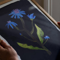 The Poster Club(ポスタークラブ)は、デンマーク・コペンハーゲンを拠点とするオンラインショップで、北欧デザインの高品質なポスターやアートプリントを専門に取り扱っています。新進気鋭の若手アーティストから世界的に活躍する作家まで、多彩なラインナップが魅力。北欧のライフスタイル、ファッション、インテリアデザインのトレンドを取り入れたミニマルで洗練された作品は、シンプルで上質な空間に自然と溶け込みます。ナチュラルインテリアや韓国風の部屋づくり、和モダンテイストにも調和し、アートを取り入れた暮らしを提案。世界中のインテリア雑誌やデザインメディアにも多数掲載されており、感度の高いユーザーからも厚い信頼を集めています。The Poster Clubは、アートプリントを通して日常に美とインスピレーションを届ける、北欧インテリア好きにおすすめのブランドです。