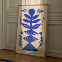 The Poster Club(ポスタークラブ)は、デンマーク・コペンハーゲンを拠点とするオンラインショップで、北欧デザインの高品質なポスターやアートプリントを専門に取り扱っています。新進気鋭の若手アーティストから世界的に活躍する作家まで、多彩なラインナップが魅力。北欧のライフスタイル、ファッション、インテリアデザインのトレンドを取り入れたミニマルで洗練された作品は、シンプルで上質な空間に自然と溶け込みます。ナチュラルインテリアや韓国風の部屋づくり、和モダンテイストにも調和し、アートを取り入れた暮らしを提案。世界中のインテリア雑誌やデザインメディアにも多数掲載されており、感度の高いユーザーからも厚い信頼を集めています。The Poster Clubは、アートプリントを通して日常に美とインスピレーションを届ける、北欧インテリア好きにおすすめのブランドです。