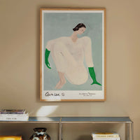 The Poster Club(ポスタークラブ)は、デンマーク・コペンハーゲンを拠点とするオンラインショップで、北欧デザインの高品質なポスターやアートプリントを専門に取り扱っています。新進気鋭の若手アーティストから世界的に活躍する作家まで、多彩なラインナップが魅力。北欧のライフスタイル、ファッション、インテリアデザインのトレンドを取り入れたミニマルで洗練された作品は、シンプルで上質な空間に自然と溶け込みます。ナチュラルインテリアや韓国風の部屋づくり、和モダンテイストにも調和し、アートを取り入れた暮らしを提案。世界中のインテリア雑誌やデザインメディアにも多数掲載されており、感度の高いユーザーからも厚い信頼を集めています。The Poster Clubは、アートプリントを通して日常に美とインスピレーションを届ける、北欧インテリア好きにおすすめのブランドです。
