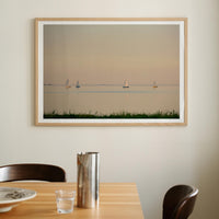 The Poster Club(ポスタークラブ)は、デンマーク・コペンハーゲンを拠点とするオンラインショップで、北欧デザインの高品質なポスターやアートプリントを専門に取り扱っています。新進気鋭の若手アーティストから世界的に活躍する作家まで、多彩なラインナップが魅力。北欧のライフスタイル、ファッション、インテリアデザインのトレンドを取り入れたミニマルで洗練された作品は、シンプルで上質な空間に自然と溶け込みます。ナチュラルインテリアや韓国風の部屋づくり、和モダンテイストにも調和し、アートを取り入れた暮らしを提案。世界中のインテリア雑誌やデザインメディアにも多数掲載されており、感度の高いユーザーからも厚い信頼を集めています。The Poster Clubは、アートプリントを通して日常に美とインスピレーションを届ける、北欧インテリア好きにおすすめのブランドです。